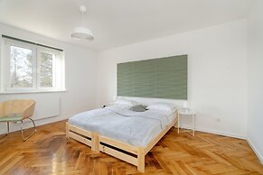 Studio With Outdoor Parking by Renters