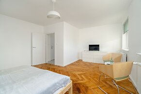 Studio With Outdoor Parking by Renters