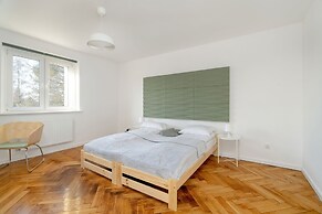 Studio With Outdoor Parking by Renters