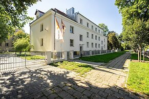 Studio With Outdoor Parking by Renters