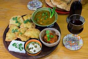 Living Like in a Cottage in the Center of Athens