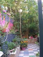 Living Like in a Cottage in the Center of Athens