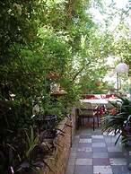 Living Like in a Cottage in the Center of Athens