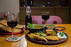 Living Like in a Cottage in the Center of Athens