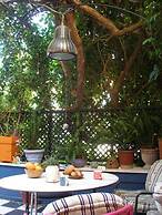 Living Like in a Cottage in the Center of Athens