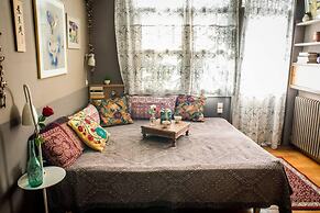 Living Like in a Cottage in the Center of Athens