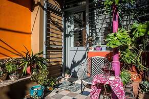 Living Like in a Cottage in the Center of Athens