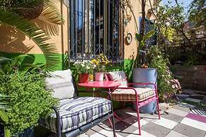 Living Like in a Cottage in the Center of Athens