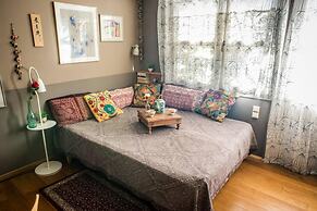 Living Like in a Cottage in the Center of Athens