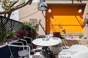 Living Like in a Cottage in the Center of Athens