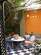 Living Like in a Cottage in the Center of Athens