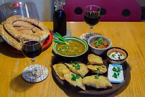 Living Like in a Cottage in the Center of Athens