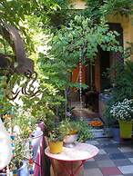 Living Like in a Cottage in the Center of Athens