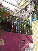 Living Like in a Cottage in the Center of Athens