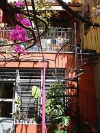 Living Like in a Cottage in the Center of Athens