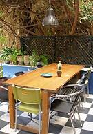 Living Like in a Cottage in the Center of Athens