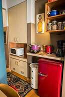 Living Like in a Cottage in the Center of Athens