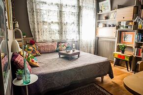 Living Like in a Cottage in the Center of Athens