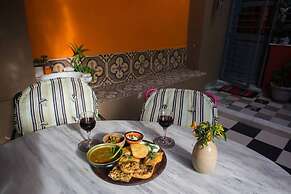 Living Like in a Cottage in the Center of Athens