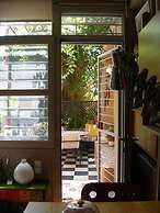 Living Like in a Cottage in the Center of Athens