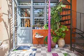 Living Like in a Cottage in the Center of Athens