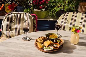 Living Like in a Cottage in the Center of Athens