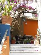 Living Like in a Cottage in the Center of Athens