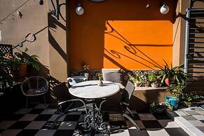 Living Like in a Cottage in the Center of Athens