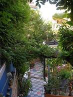 Living Like in a Cottage in the Center of Athens