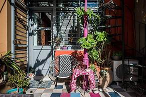 Living Like in a Cottage in the Center of Athens