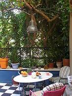 Living Like in a Cottage in the Center of Athens