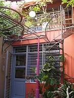 Living Like in a Cottage in the Center of Athens