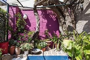 Living Like in a Cottage in the Center of Athens