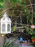 Living Like in a Cottage in the Center of Athens