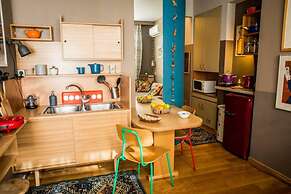 Living Like in a Cottage in the Center of Athens