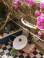 Living Like in a Cottage in the Center of Athens