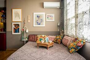 Living Like in a Cottage in the Center of Athens