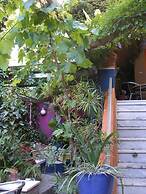 Living Like in a Cottage in the Center of Athens