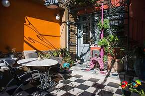 Living Like in a Cottage in the Center of Athens