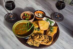 Living Like in a Cottage in the Center of Athens