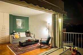 Enjoy View of Parthenon Sunny Flat in the Center