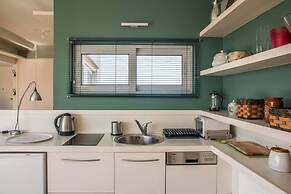 Enjoy View of Parthenon Sunny Flat in the Center