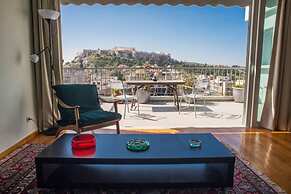 Enjoy View of Parthenon Sunny Flat in the Center