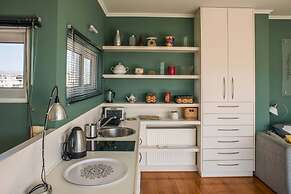 Enjoy View of Parthenon Sunny Flat in the Center