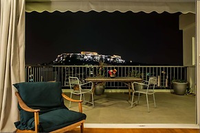 Enjoy View of Parthenon Sunny Flat in the Center