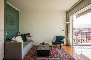 Enjoy View of Parthenon Sunny Flat in the Center