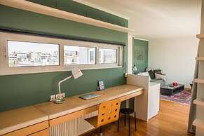 Enjoy View of Parthenon Sunny Flat in the Center