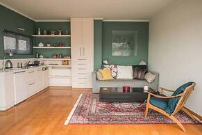 Enjoy View of Parthenon Sunny Flat in the Center