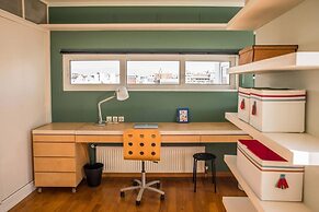 Enjoy View of Parthenon Sunny Flat in the Center