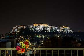 Enjoy View of Parthenon Sunny Flat in the Center